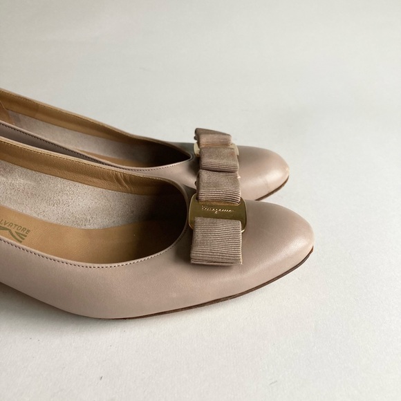 Salvadore Ferrogamo Dust Pink Leather Logo Bow Heels Size 7 - Picture 4 of 16